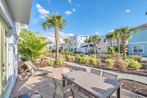Elite outdoor dinning area of the apartment in Four Corners - Beautiful 6 persons dinning - Majestically decored space with refreshing Atmosphere - Superbly sunbathed space  - Outstanding pool facing dinning area - Beautiful views`