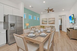 Dining - Beachy Margaritaville Cottage w/Bonus Room, Near Disney! (Kissimmee)