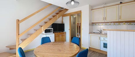 Fridge, oven, dishwasher, toaster