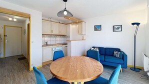 A compact living space with a dining area, kitchenette, and a sofa. - Quiberon - 2rooms + duplex - 38m² - near beach (QUIBERON)