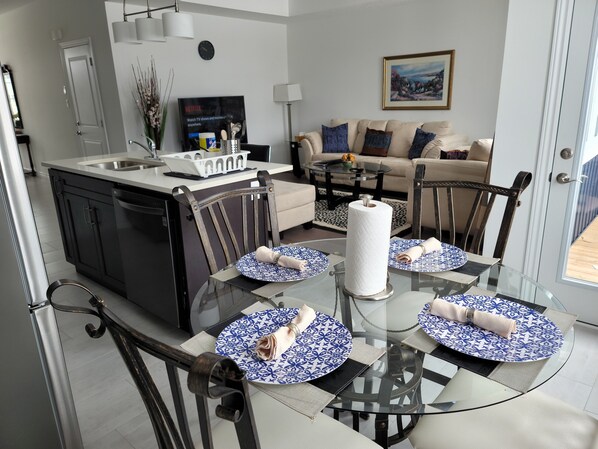 Dining - Comfy 3Bdrm home near Hyde Park Mall/Western Uni (London)