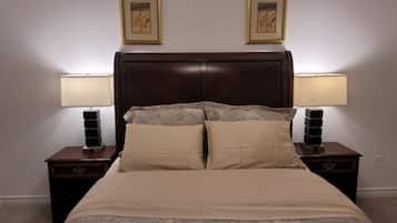 3 dormitorios, escritorio, tabla de planchar con plancha y cuna de viaje