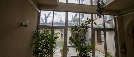 المنشأة من الداخل