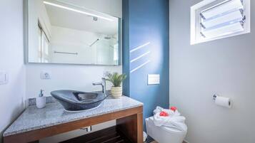 Dusj, regndusjhode, hårføner og håndklær