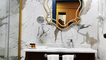 Douche, chaussons, serviettes fournies