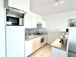 Een koelkast, een microgolfoven, een oven, een vaatwasser