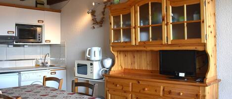 Réfrigérateur, micro-ondes, four