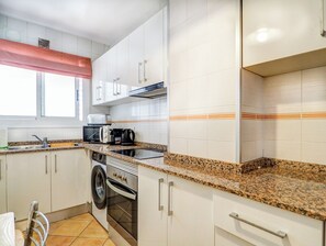 Jääkaappi, mikroaaltouuni, uuni, kahvin-/teenkeitin