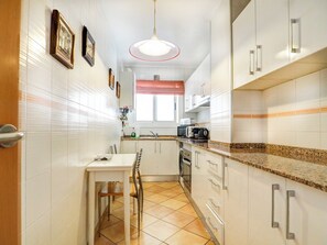 Jääkaappi, mikroaaltouuni, uuni, kahvin-/teenkeitin