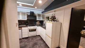 Departamento | Cocina privada | Refrigerador, microondas, horno y parrilla de estufa