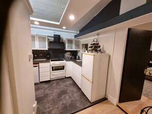 Appartement | Cuisine privée | Réfrigérateur, micro-ondes, four, plaque de cuisson