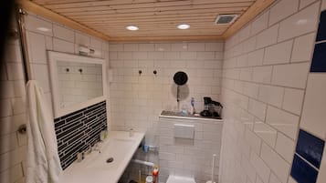 Apartment | Bathroom | Separate bathtub and shower, deep-soaking bathtub, free toiletries