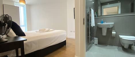 2 chambres, fer et planche Ă repasser