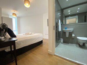 2 bedrooms, iron/ironing board - Bracknell RWH Spectacular Two Bedroom Apartment (Bracknell)