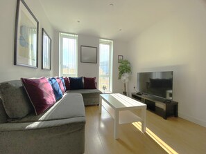 TV - Bracknell RWH Spectacular Two Bedroom Apartment (Bracknell)