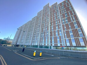 Exterior - Bracknell RWH Spectacular Two Bedroom Apartment (Bracknell)