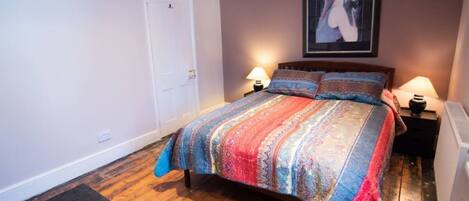 3 bedrooms, desk, iron/ironing board, travel cot