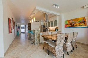 Dining - Clean, modern studio with outdoor seating on 5 Avenue 4 minute walk to the beach (Playa del Carmen)