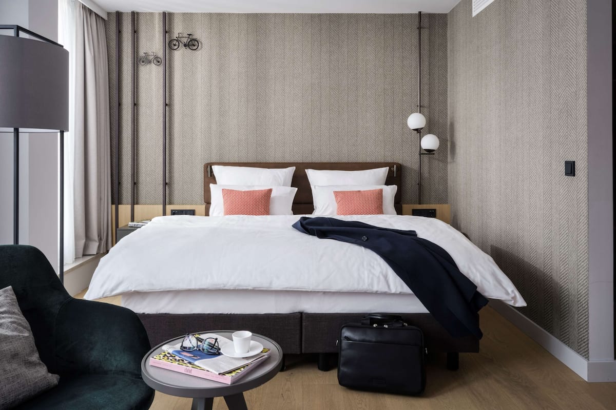 Executive kamer | Hypoallergeen beddengoed, een kluis op de kamer, een bureau