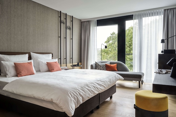 Comfort Room (Plus) | Hypo-allergenic bedding, in-room safe, desk, laptop workspace