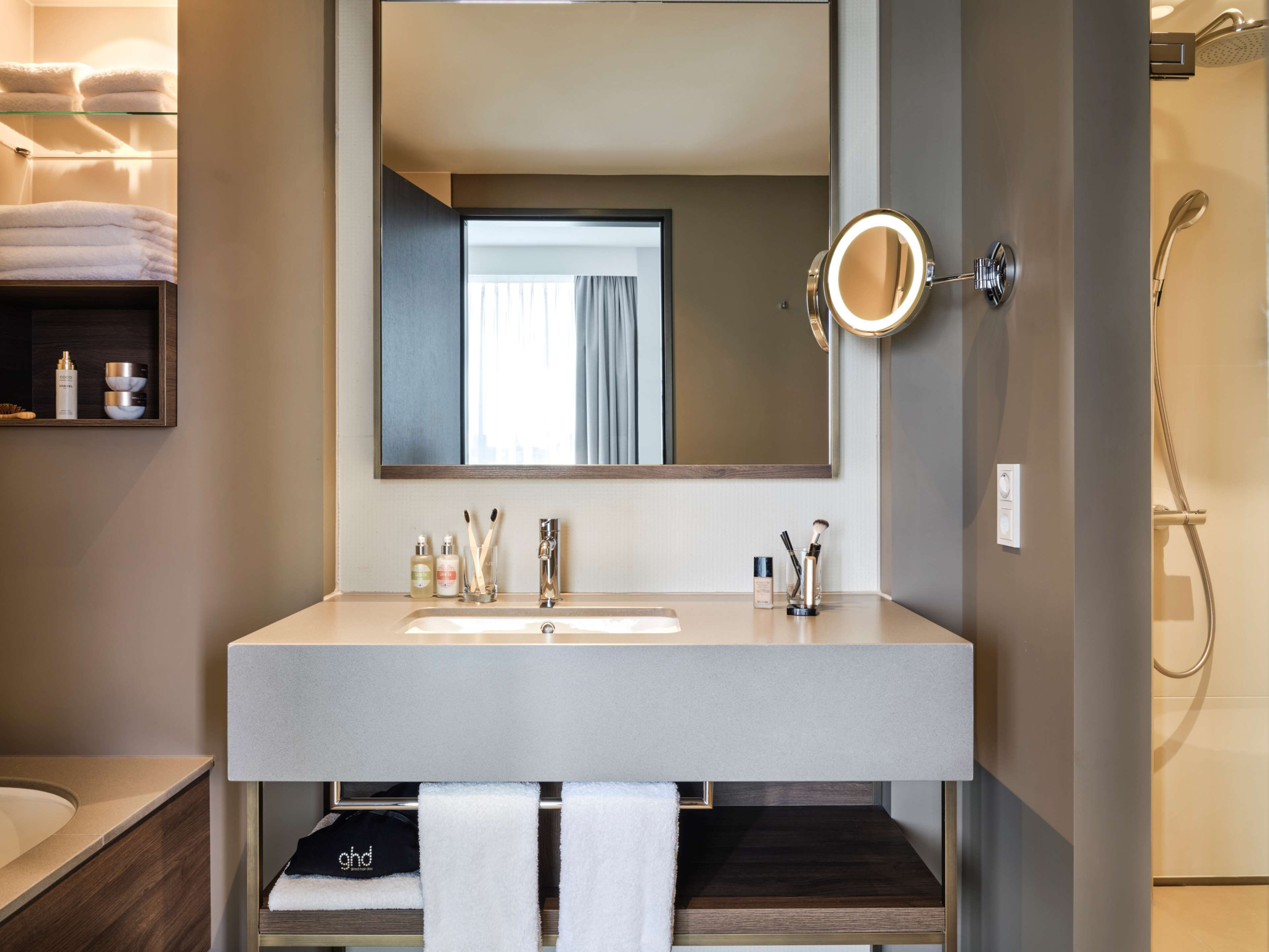 suite (prinzipal) | bathroom | hair dryer, soap, shampoo, toilet paper