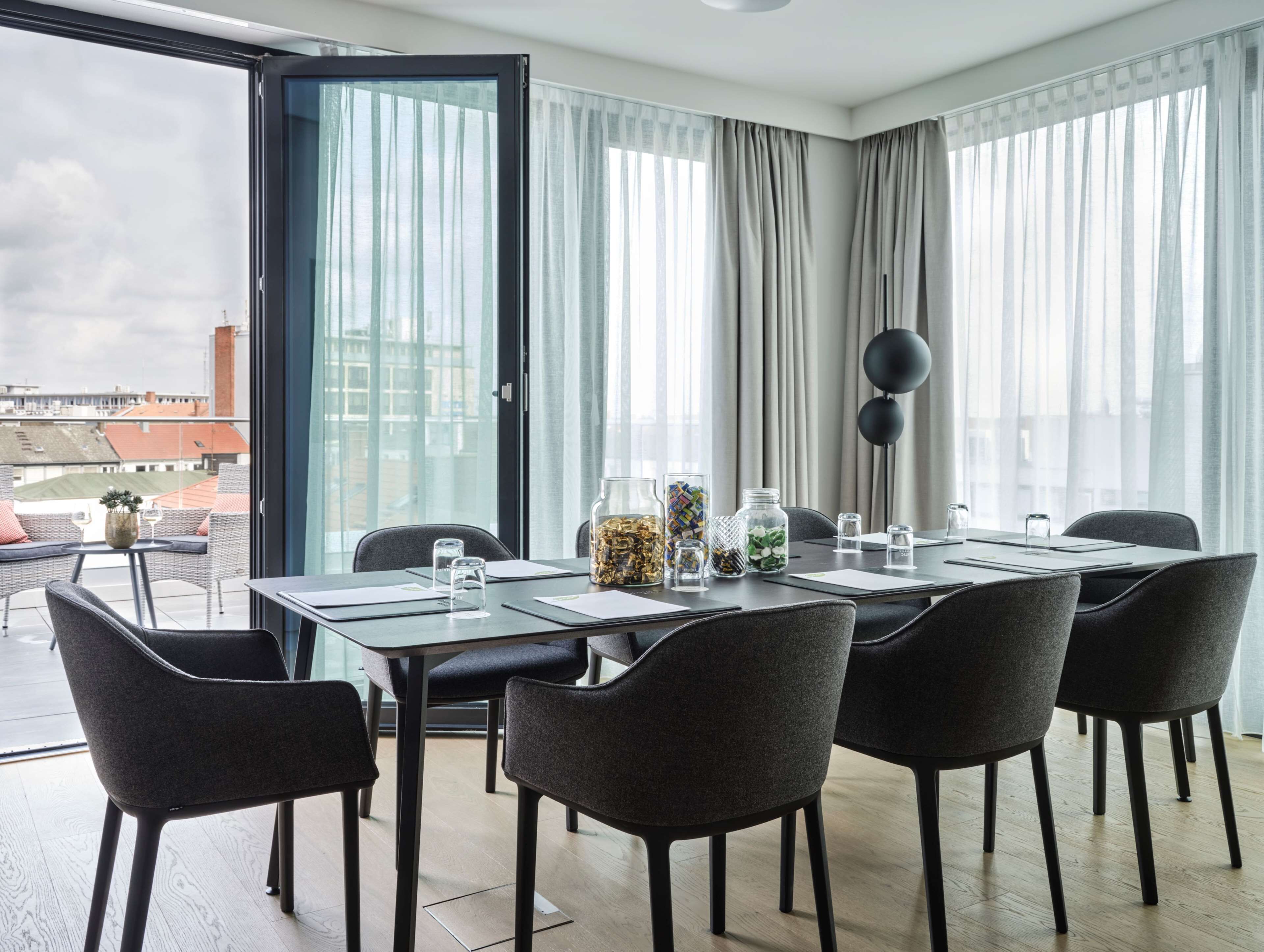 Suite (Prinzipal) | Hypo-allergenic bedding, in-room safe, desk, laptop workspace