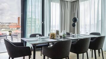 Suite (Prinzipal) | Hypo-allergenic bedding, in-room safe, desk, laptop workspace