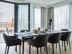 Suite (Prinzipal) | Allergitestet sengetøy, safe på rommet og skrivebord