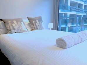 2 bedrooms, iron/ironing board, WiFi, bed sheets - Pride Fawkner Court View 2B 55'SmartTV FreeParking (Melbourne)