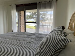 3 bedrooms, iron/ironing board, WiFi - All but a short stroll to the water and gorgeous views of the Harrington Bay (Harrington)