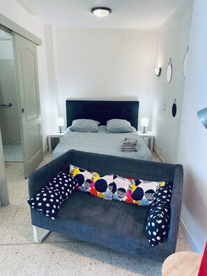1 chambre, fer et planche à repasser
