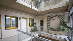 A multi-level interior with glass railings, a fire hydrant, and potted plants. - APPT 11 de la MAISON D'ANTONIN (Nîmes)