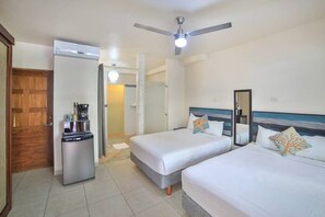 1 bedroom, iron/ironing board, WiFi - Overlooking the pool! On 5 Ave steps to beach, in the heart of Playa del Carmen! (Playa del Carmen)