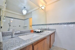 Hair dryer, towels, soap, shampoo - Overlooking the pool! On 5 Ave steps to beach, in the heart of Playa del Carmen! (Playa del Carmen)