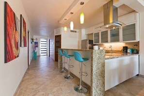 Refrigerador, microondas, lavavajillas y tostadora 