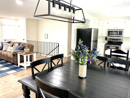 Beautiful 1 acre 5 bd in Eagle- hot tub & pingpong