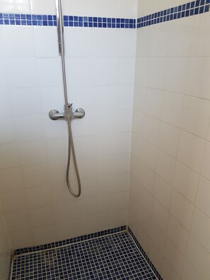 Duschwanne, Seife, Toilettenpapier