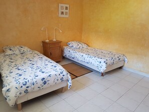 2 bedrooms, iron/ironing board, WiFi, bed sheets