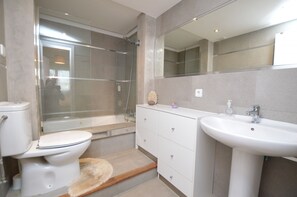 Baignoire, séchoir à cheveux, serviettes fournies