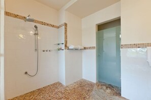 Hair dryer, towels, soap, shampoo - Modern corner condo with 3 balconies overlooking 5th Ave. 4 Minute walk to beach (Playa del Carmen)