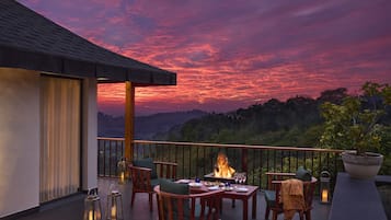 Deluxe Room, 2 Twin Beds, Mountain View | Terrace/patio