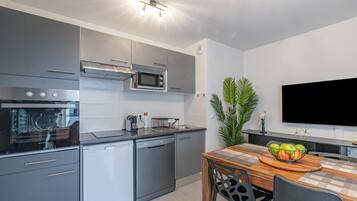 Een koelkast, een microgolfoven, een oven, een vaatwasser