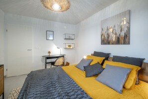 1 habitación, tabla de planchar con plancha, wifi gratis y ropa de cama