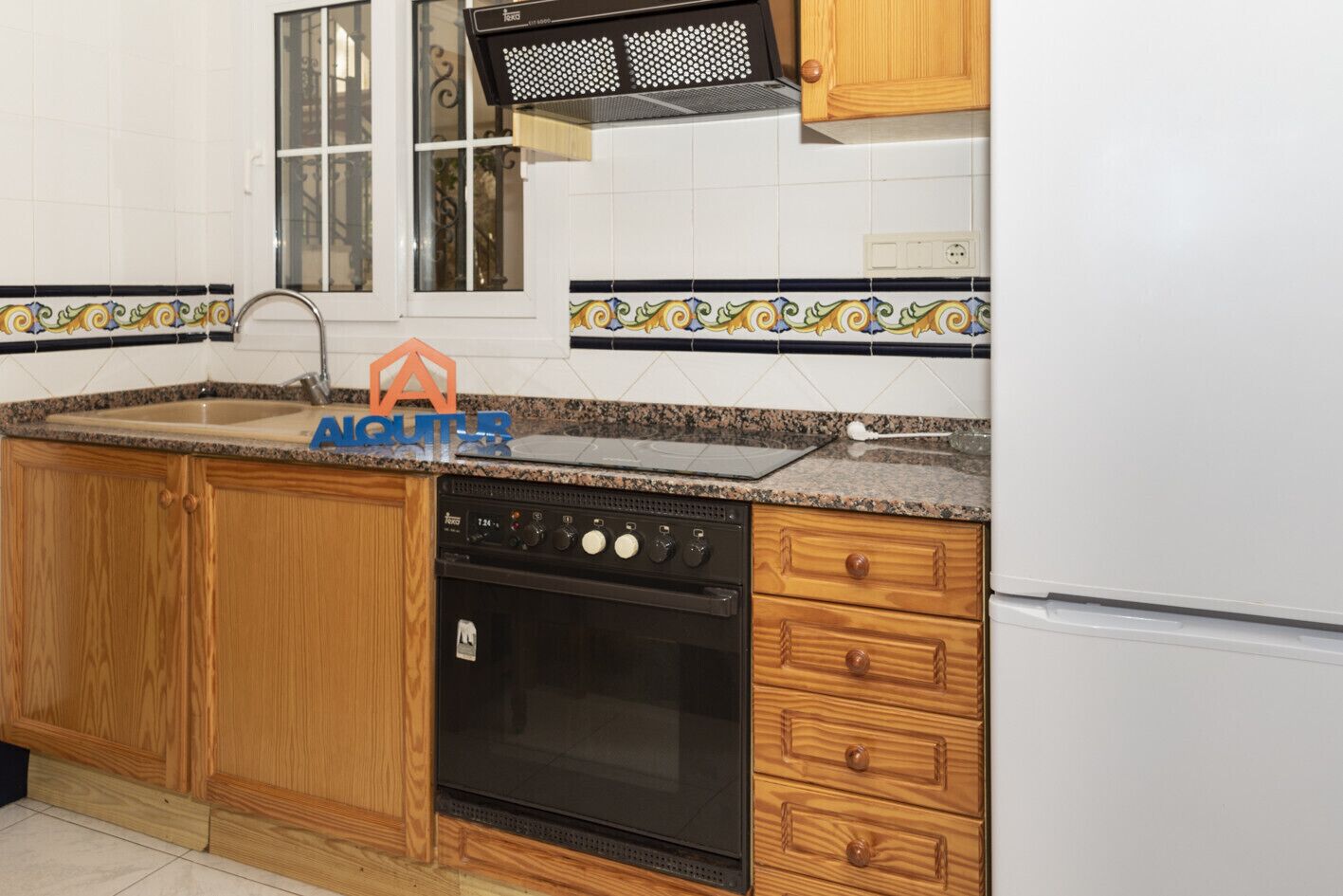 Een koffiezetapparaat/waterkoker, een koelkast, een magnetron, een oven