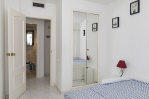 2 slaapkamers, een strijkplank/strijkijzer, beddengoed