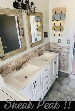 Combined shower/bathtub, hair dryer, towels, soap - 20+ Acres of Peace @ The Saratoga Hoemstead (Encampment)