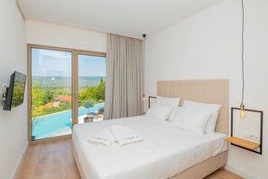 5 bedrooms, iron/ironing board, WiFi, bed sheets