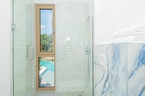 Een douche, een haardroger, handdoeken