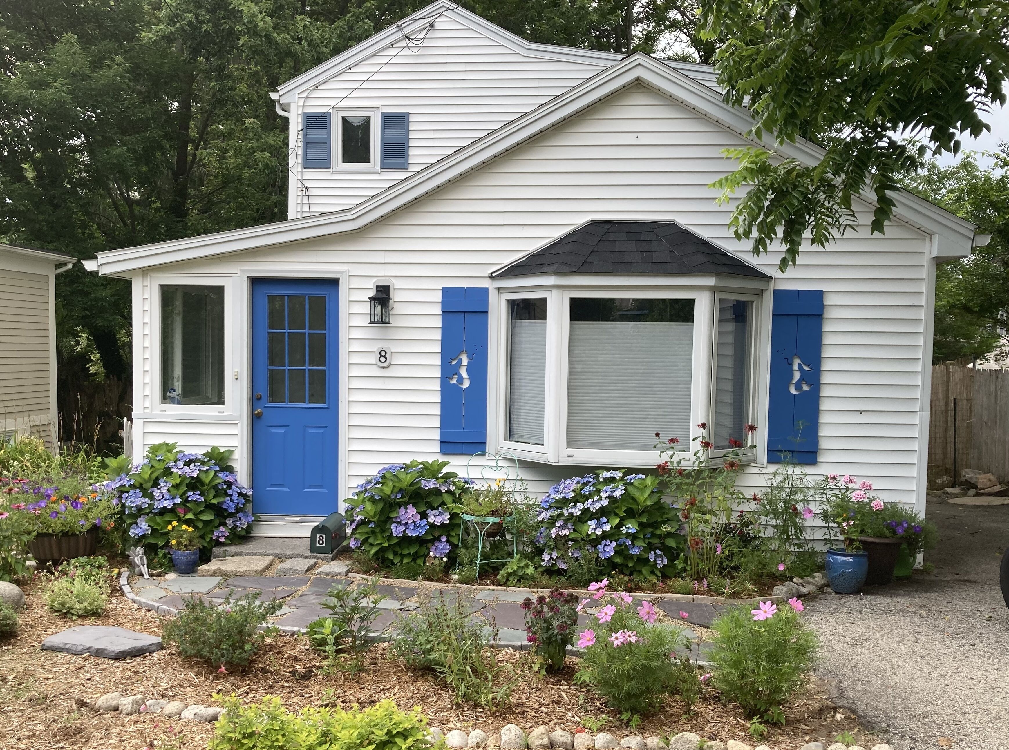 COME STAY AT THE MERMAID COTTAGE ON LANES COVE !