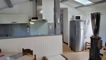 Réfrigérateur, micro-ondes, four, plaque de cuisson